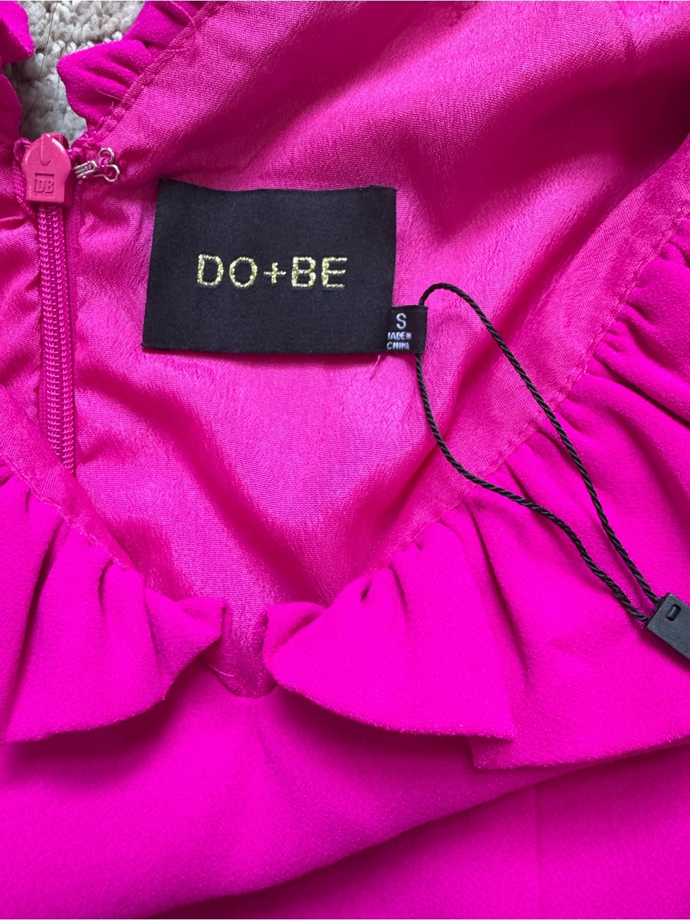 Stunning Women’s Ruffle V-Neck Sleeveless Top in Fuchsia - Picture 4 of 5